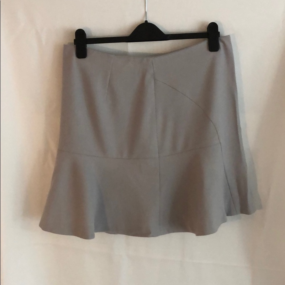 LOFT mini skirt with Dart detail. Light Gray